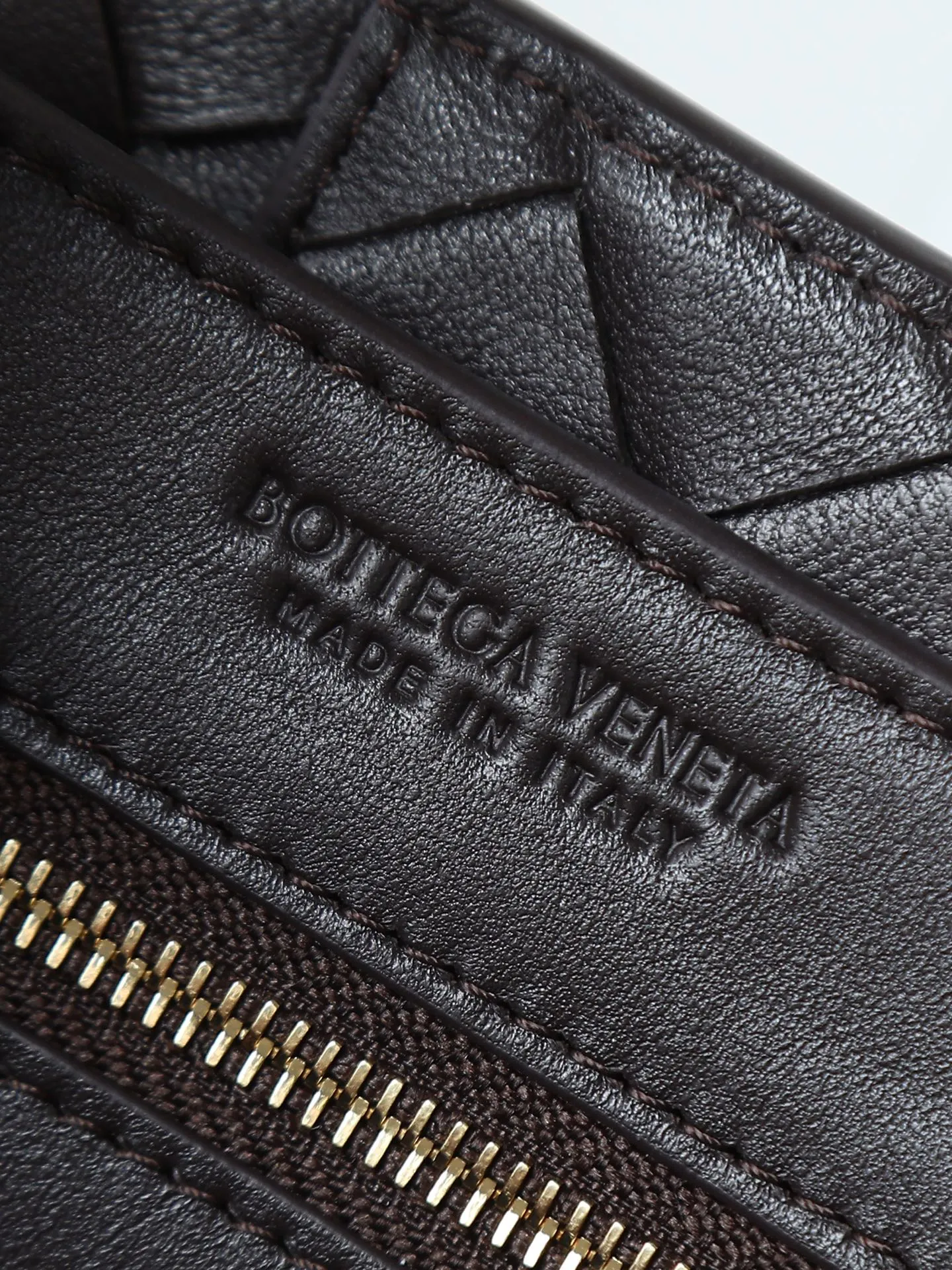1300. Andiamo is shipping‼ ️Really popular🔥The new Andiamo woven handbag launched by Bottega Veneta this season is really popular all over the world! ! Celebrities at home and abroad have worn it, and Oscar-winning actress Michelle Yeoh has taken it out on the street. Song Jia, Trai Yala, Yu Feihong, Sanji Ayaka, Rosie Hunting-Whiteley, Yoshioka Riho, etc. have all worn this bag. It is classic and versatile and shows off your temperament, and the bag capacity is also large, which is very convenient for daily commuting! ! A variety of carrying methods, the shoulder straps can be adjusted by yourself, the original lambskin feels soft and delicate, and the unisex style breaks the gender boundaries and brings a more practical and long-lasting use experience. Andiamo, which has both elegant and casual styles, perfectly interprets the true appearance of "fashionable old money style". Style number: 766014 Size: 25*22*10.5cm
